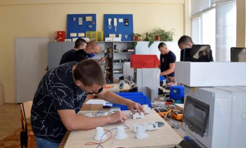 Завърши програмата „Млад електромонтьор“, насочена към ученици от професионалните училища по електротехника